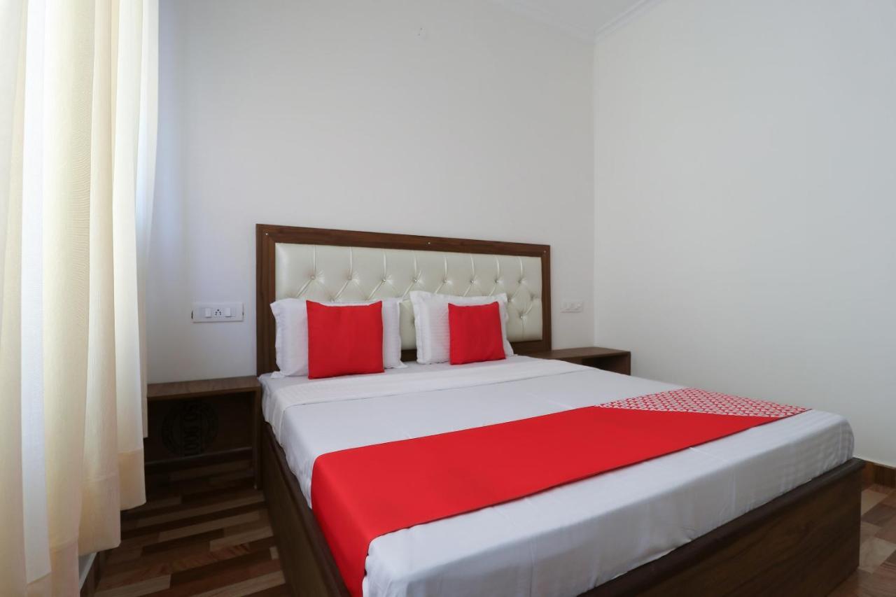 Oyo 64004 Hotel Kartar Zirakpur Exterior foto
