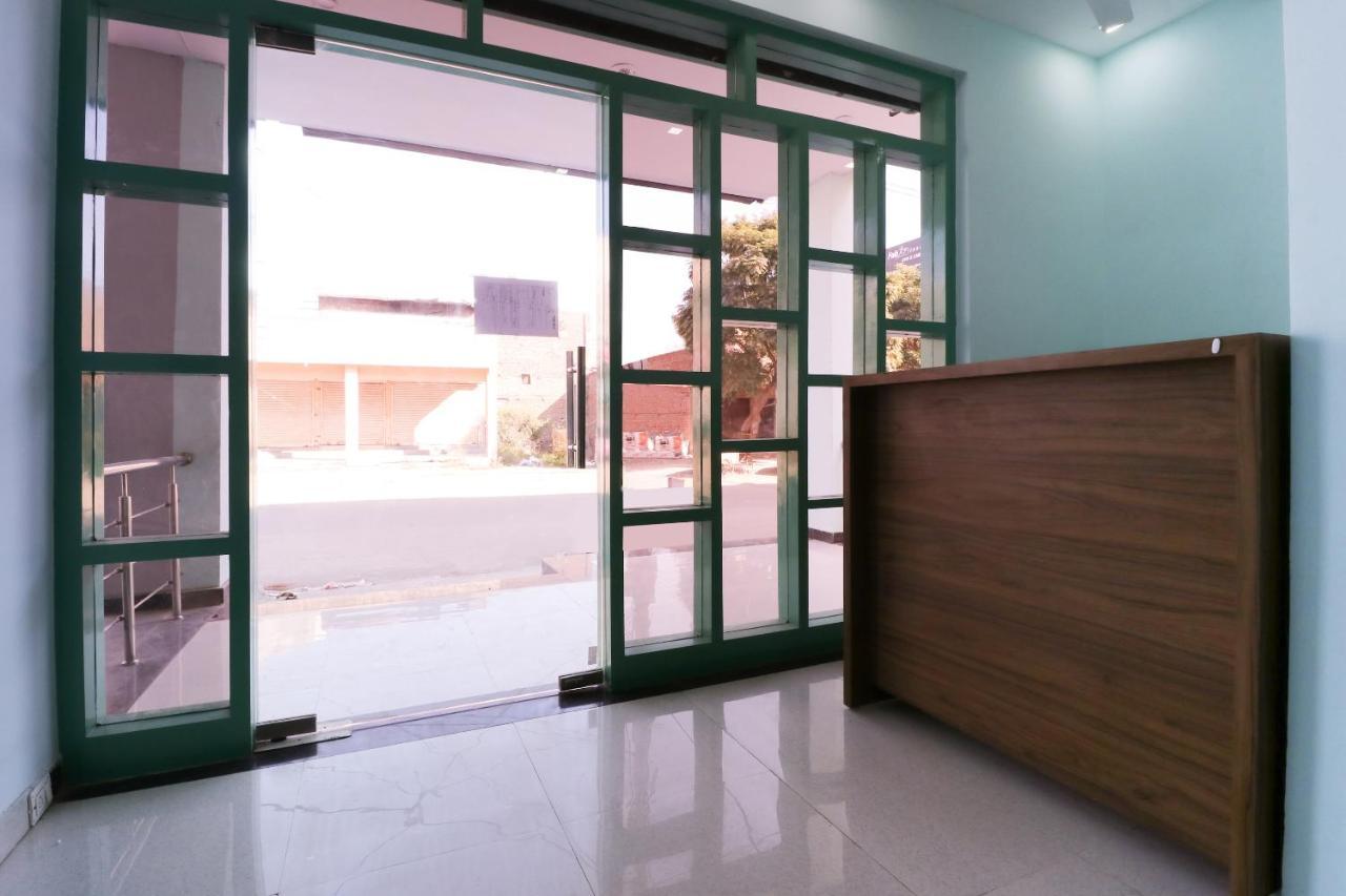 Oyo 64004 Hotel Kartar Zirakpur Exterior foto